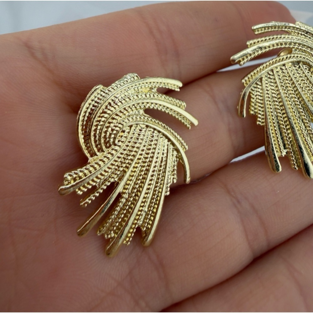 New Elegant Gold-Tone Women's Earrings - Picture 3 of 9